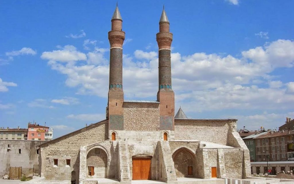 Dogu-Anadolu-Gezilecek-Yerler-Cift-Minareli-Medrese